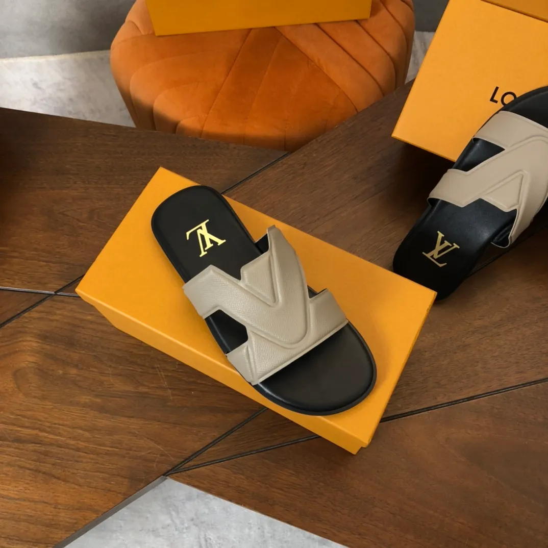 Factory price: 270💰LV counters are selling new brand luxury men's slippers, casual, loose and comfortable. The must-have model in the picture above [Happy][Happy], multiple colors available Size: 38-44, customized 45